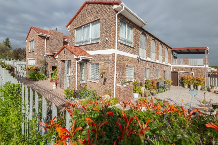 5 Bedroom Property for Sale in Middedorp Western Cape